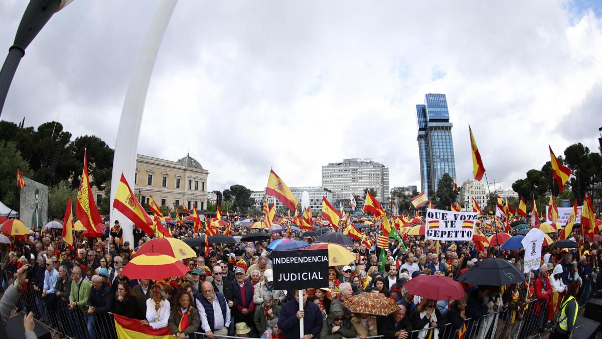 Miles de personas se manifiestan en la plaza de Colón para pedir la  dimisión de Pedro Sánchez
