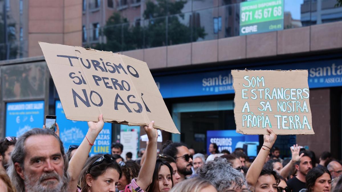 Unos turistas alemanes visitan el popular destino español y no pueden creer lo que se encuentran:  Es racismo 