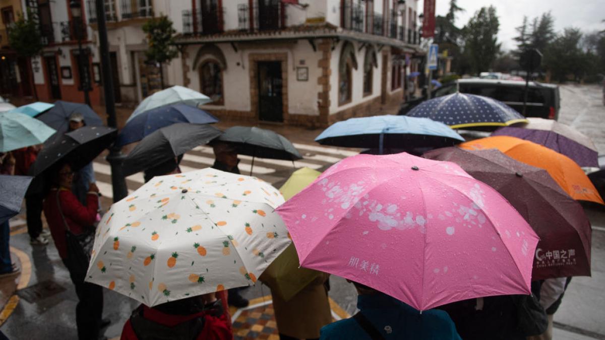 La AEMET avisa de las zonas de España donde tendrán el paraguas abierto casi toda la semana