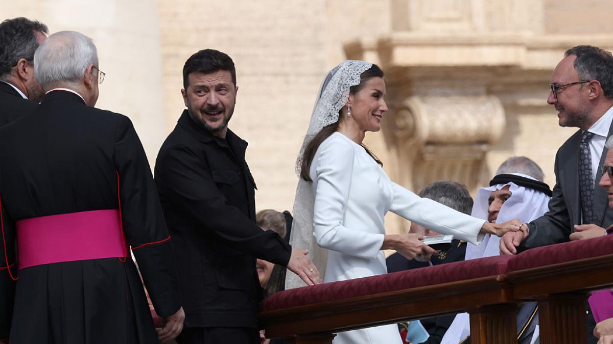 Letizia se acoge a su privilegio del blanco para la primera misa del papa  León XIV