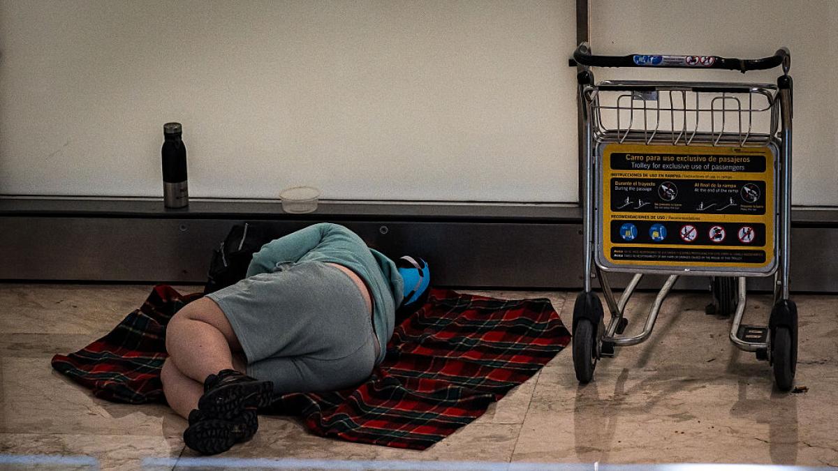 Aena restringe a partir de este jueves a las personas sin hogar la pernoctación en el aeropuerto de Barajas