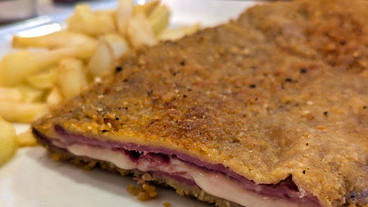 Llama a un bar para encargar un cachopo, le dicen que no tienen y el drama que se desata está ya en boca de media España
