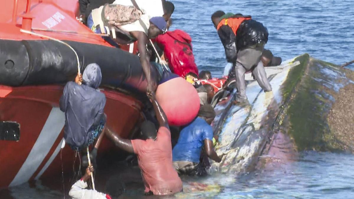 Los tres niños hospitalizados tras el vuelco del cayuco en El Hierro evolucionan bien