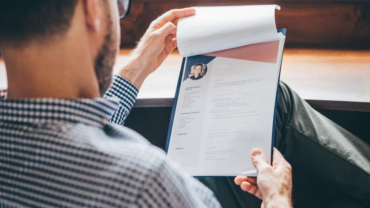 Si mientes en el CV y crees que no te van a pillar, la psicología dice que probablemente tengas estos rasgos