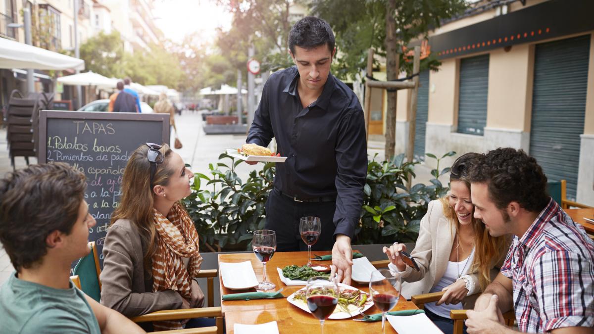 Un cliente se queja de lo que han hecho en un bar cuando le han traído la cuenta y el hostelero se defiende