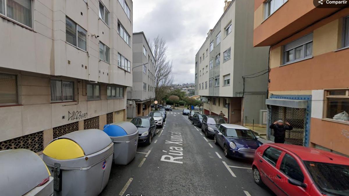 Los vecinos cierran la acera con una valla para montar su terraza particular y les llega un ultimátum contundente