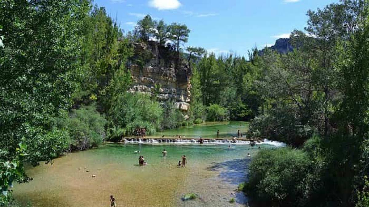 La piscina natural más bonita de Castilla-La Mancha está a poco más de 2 horas de Madrid y tiene un tobogán de piedra