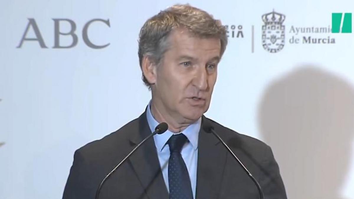 Feijóo dice que España lleva dos años de degradación de la política y un abogado le hace este recordatorio