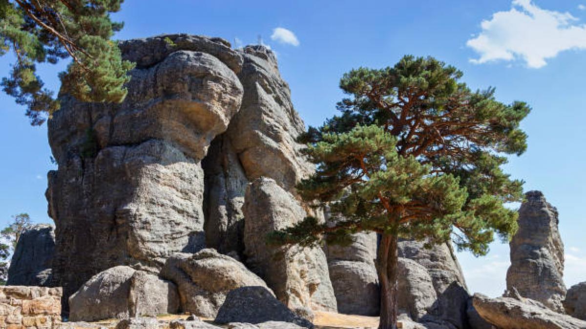 El pueblito de Soria con un paisaje geológico de escándalo que parece pintado por Dalí