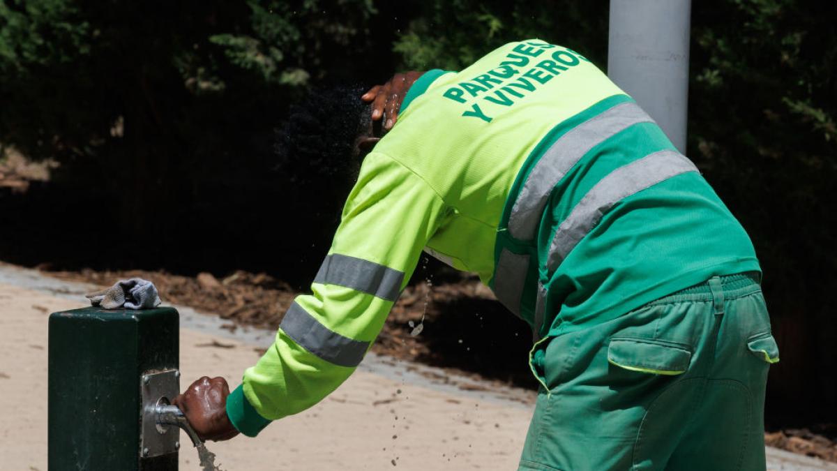 Un abogado laboralista responde a si puedes abandonar tu puesto de trabajo durante una jornada de calor muy intenso