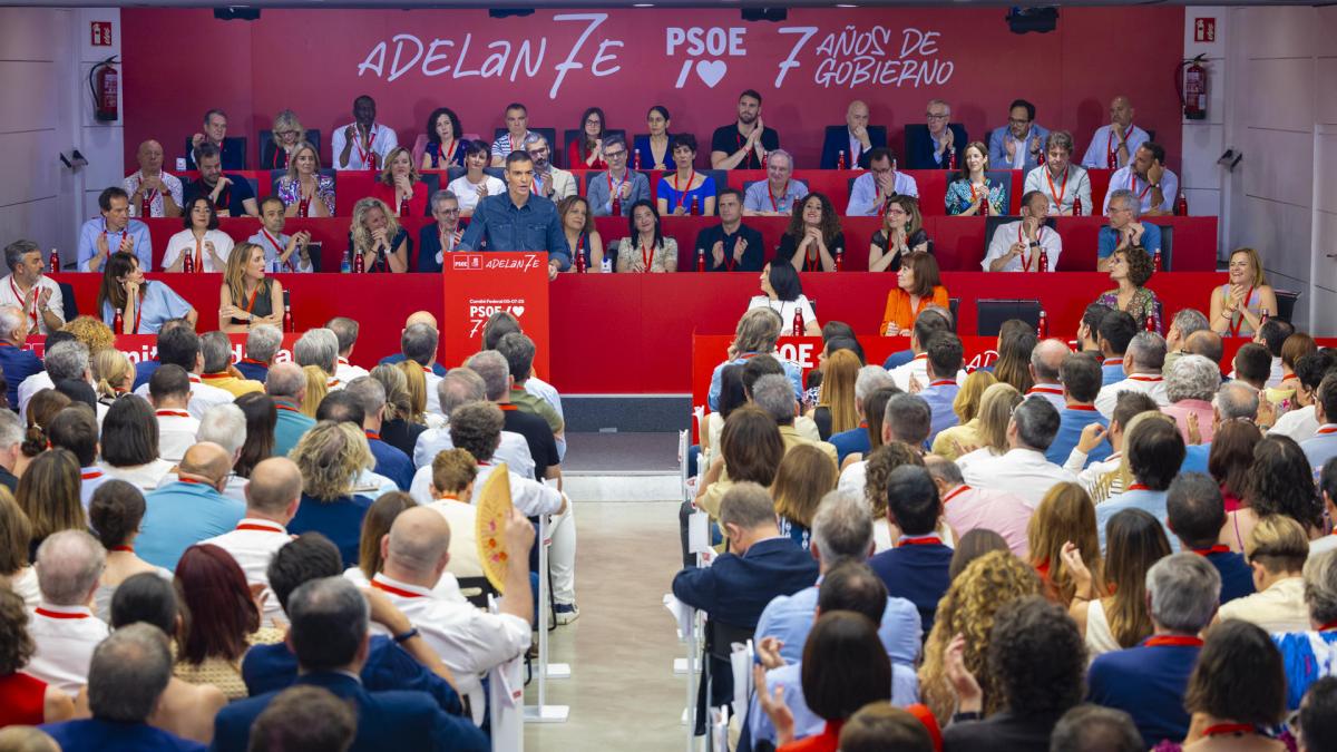 El PSOE achica agua en su Comité Federal mientras el PP disfruta su Congreso en una cala sin olas: crónica de un sábado más