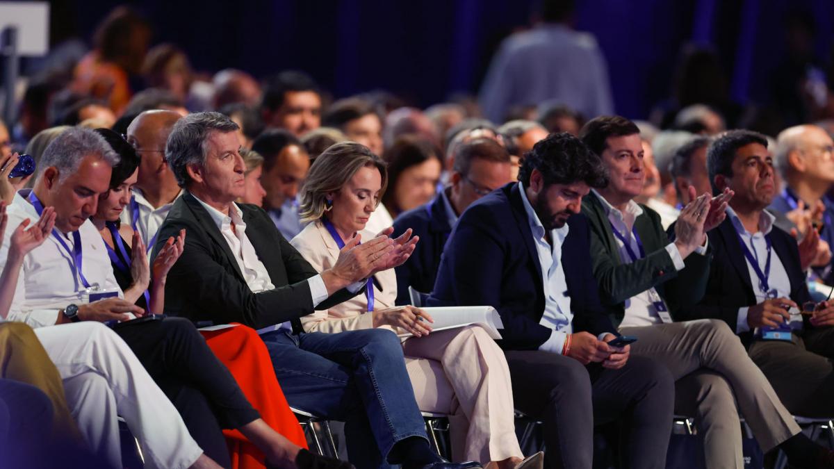 El Partido Popular arropa a Mazón entre aplausos y abrazos de los militantes y el respaldo de Miguel Tellado