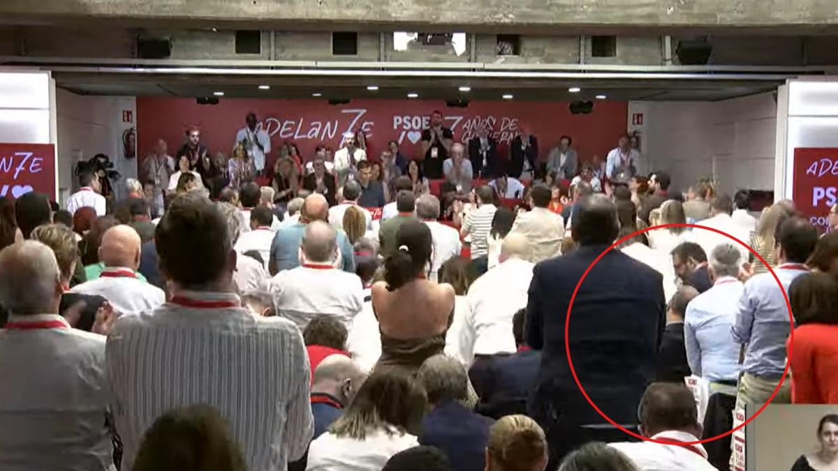 Se ve perfectamente lo que ha hecho Page mientras todo el Comité Federal aplaudía en pie a Sánchez