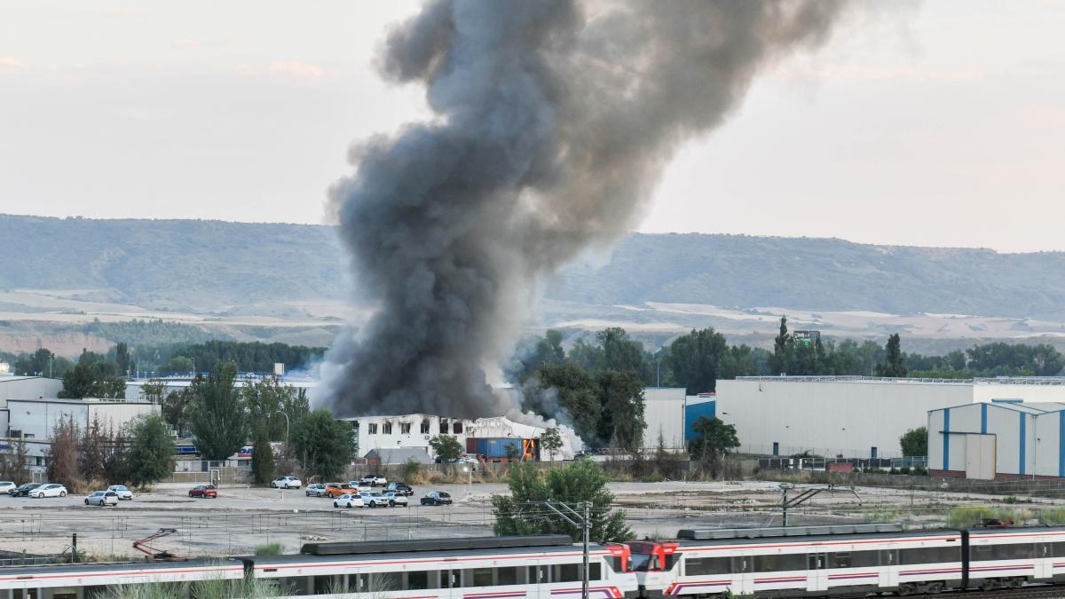 El incendio de Azuqueca de Henares (Guadalajara) mantiene confinados a los vecinos de cinco municipios