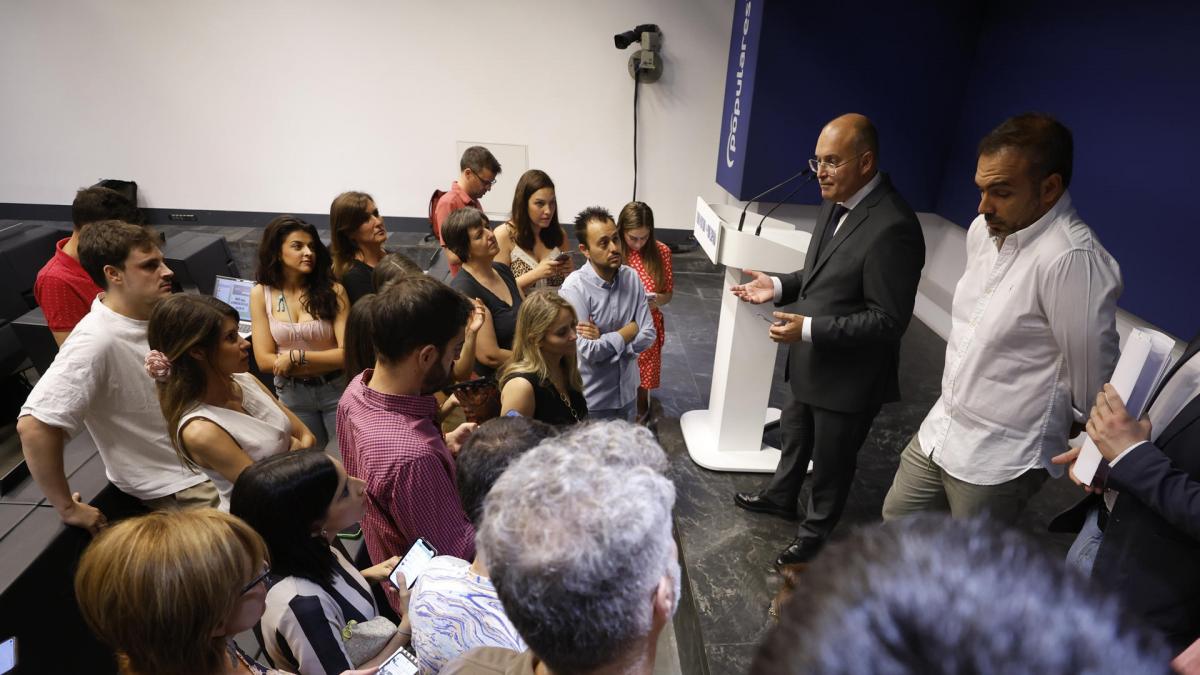 La negativa a un gobierno de coalición con Vox se le atraganta al PP sólo horas después de su congreso