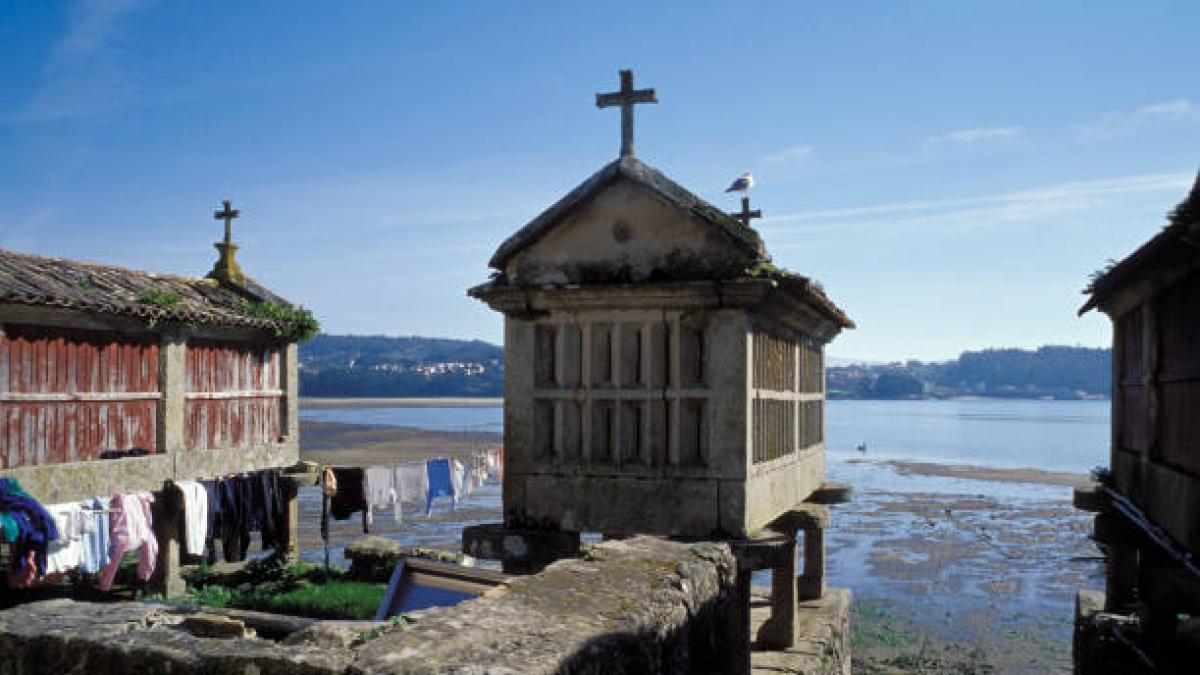 Nueve pueblos de Galicia donde comer y respirar este verano