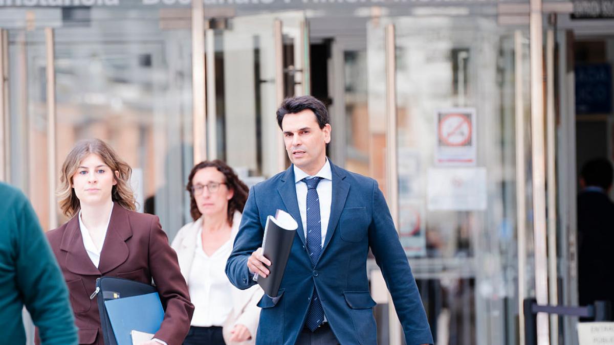 La jueza tumba el intento de la pareja de Ayuso de evitar ir a juicio por presunto fraude fiscal