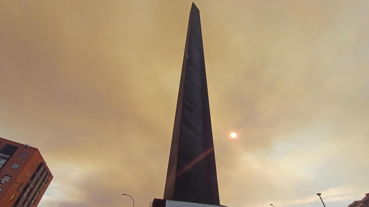Un incendio en Méntrida (Toledo) provoca una espectacular columna de humo visible desde Madrid