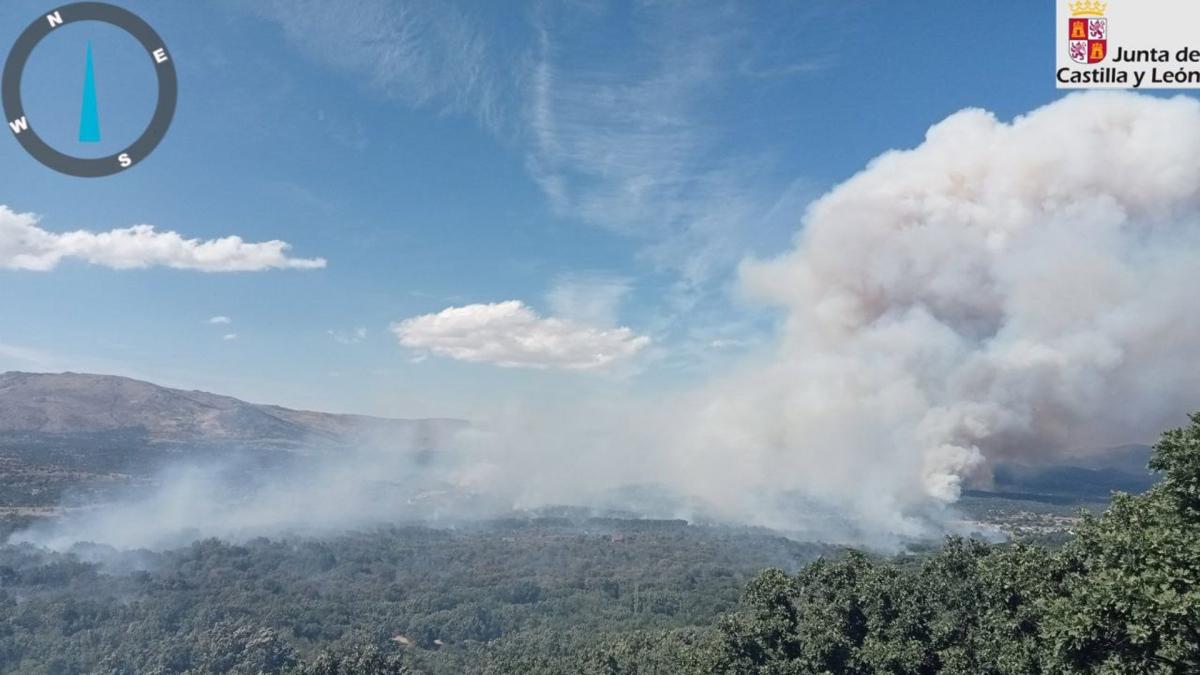 Los incendios de Ibi (Alicante) y Navaluenga (Ávila) se expanden sin control en una ola de fuegos por el calor extremo