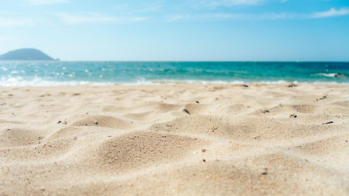 Va paseando por una playa de Galicia y se encuentra un objeto que tiene casi tanta historia como Isabel Pantoja