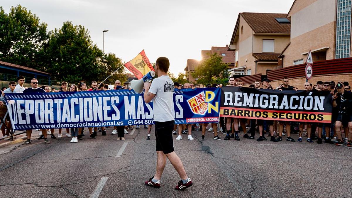 La concentración ultra en Alcalá congrega a menos de 200 personas para pedir el cierre del centro de migrantes