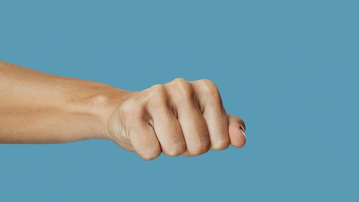 Cierra el puño y extiende solo este dedo: descubrirás que es totalmente imposible y un experto sabe el motivo