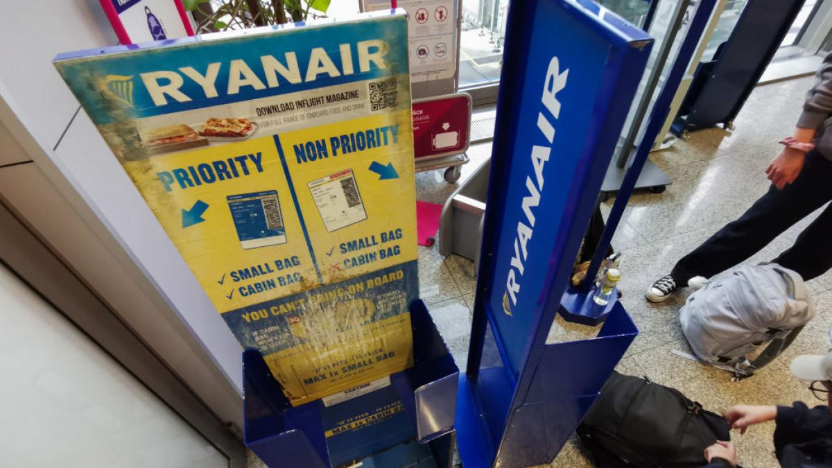 Este es el extra que ganan los trabajadores de Ryanair por encontrar maletas demasiado grandes en las cabinas