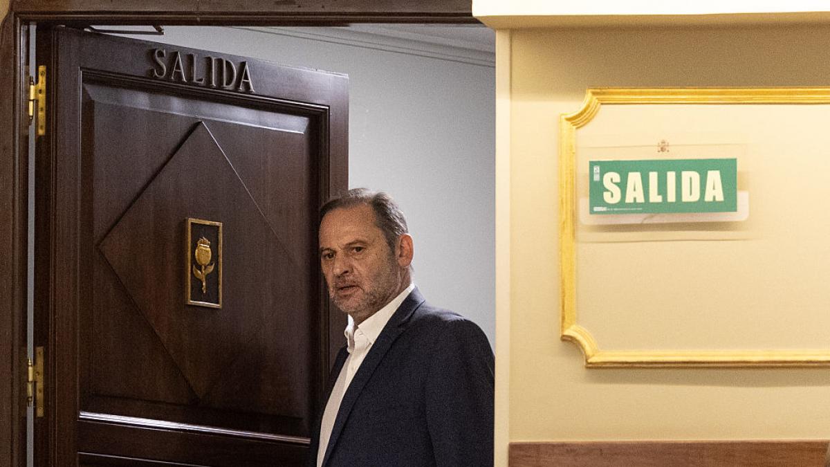 Ábalos reaparece más de un mes después en el Congreso
