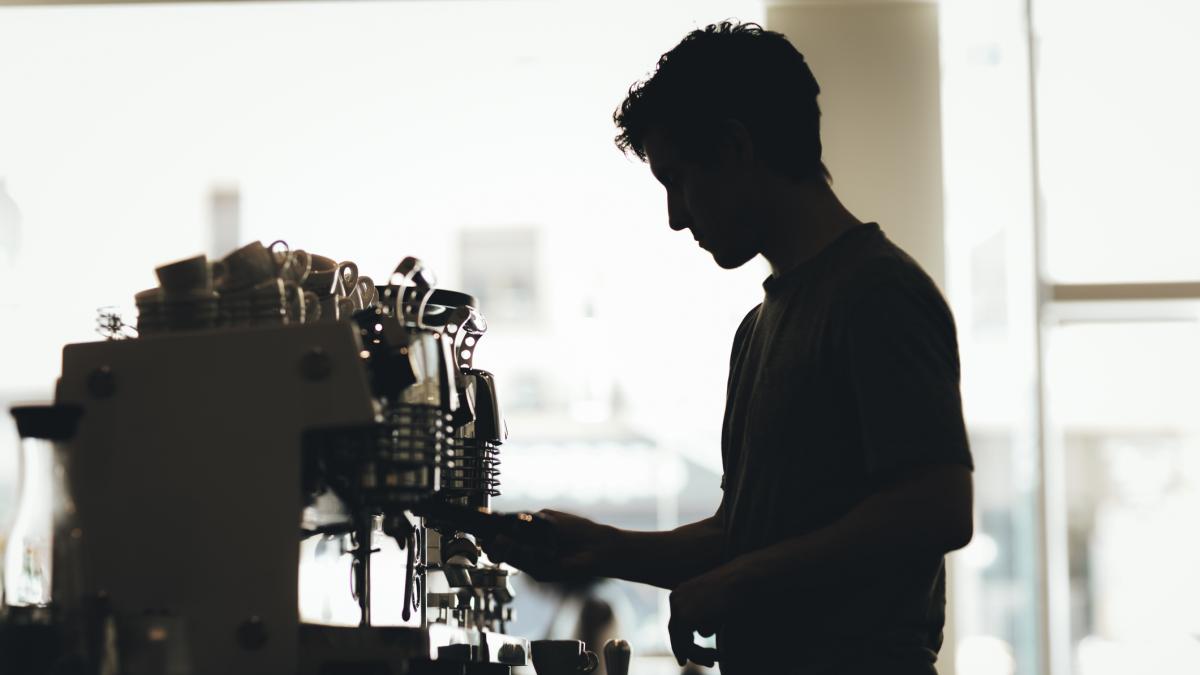 Un camarero novato sirve el café a un cliente y éste no tiene piedad con lo que dice al verlo