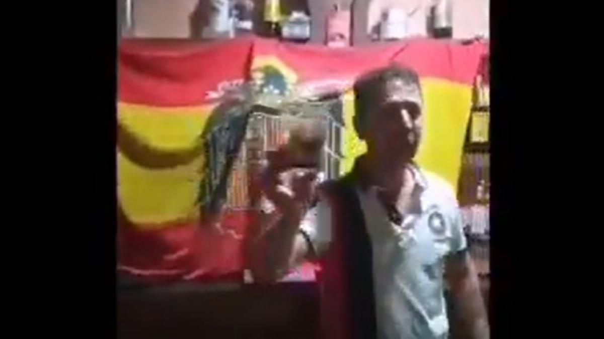 Difunden un vídeo de un concejal del PP de un pueblo de Cuenca brindando ante una bandera franquista: &quot;¡Arriba España!&quot;