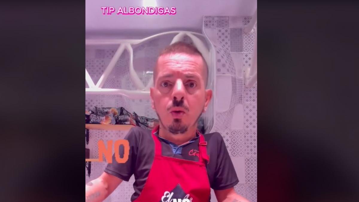 Un carnicero, escandalizado al escuchar cómo hace un cliente las albóndigas: &quot;¿Qué está haciendo?&quot;