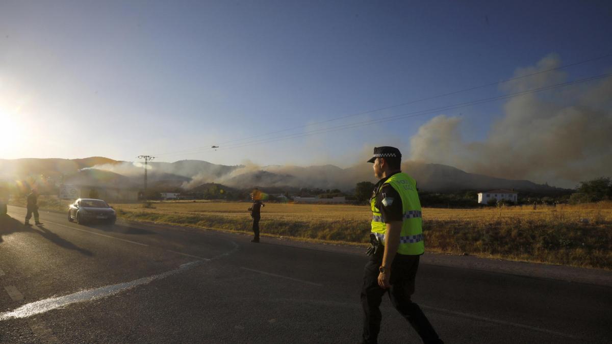 La “carrera ascendente” de un incendio en Córdoba obliga a desalojar cien viviendas