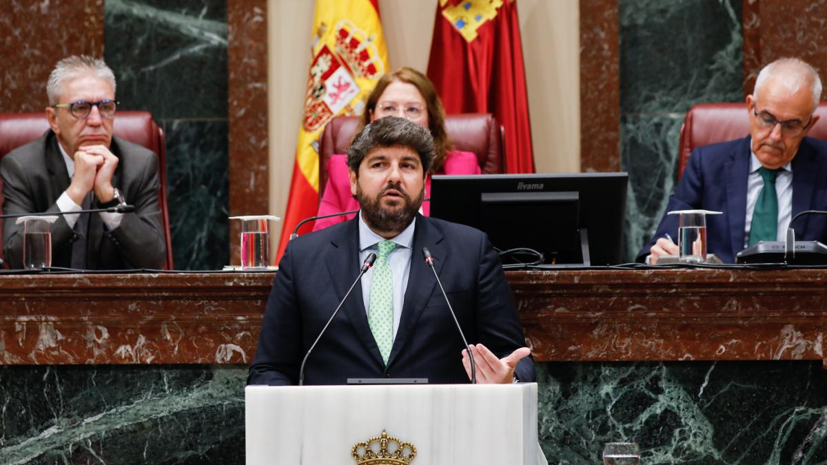 La Asamblea de Murcia aprueba los Presupuestos de López Miras para 2025 con el apoyo del PP y la abstención de Vox