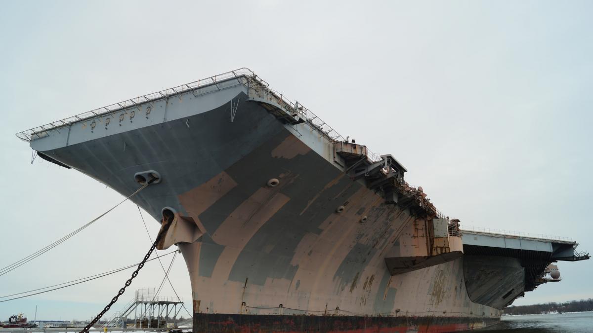 Hace aguas el buque de guerra más grande del mundo con más de 100.000 toneladas y 3 años de problemas acumulados