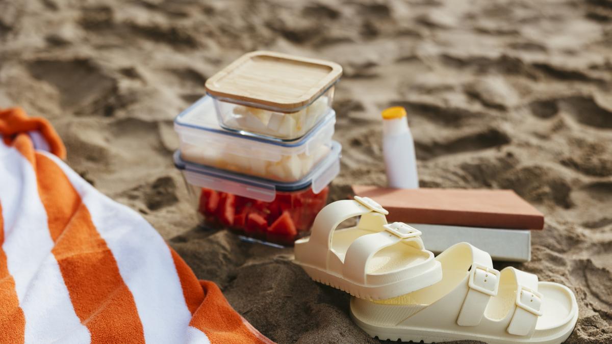 Una sanitaria da la lista de los alimentos que nunca habría que llevar a la playa: alguno es de lo más habitual allí