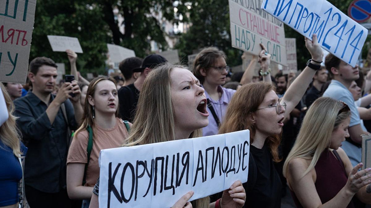 Zelenski afronta a las primeras protestas en las calles de Ucrania desde que empezó la invasión rusa
