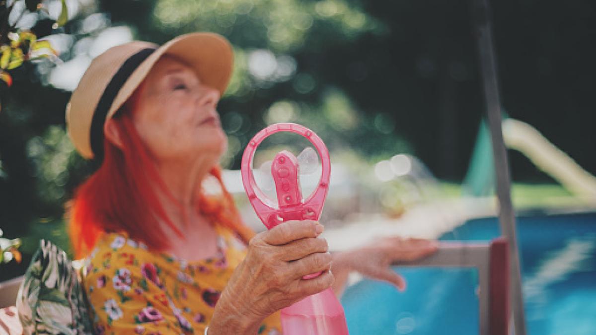 Los sombreros son un aliado, pero hay una alternativa todavía mejor para los mayores de 65 años que buscan combatir el calor