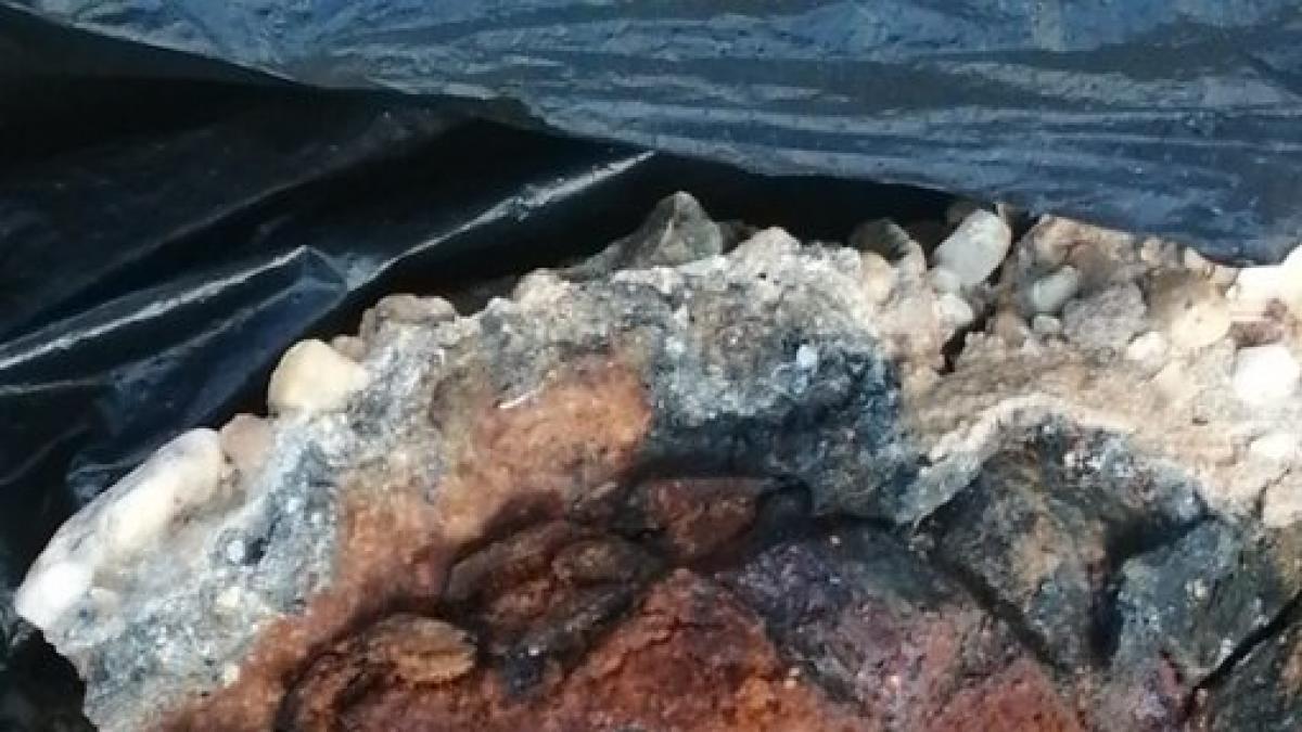 Una niña recoge una piedra en la Costa Brava, empieza a deshacerse y descubren un peligroso artefacto