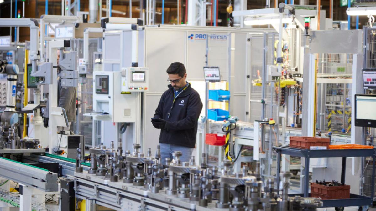 Histórico: España supera por primera vez los 22 millones de trabajadores y reduce la tasa de paro al 10,29%