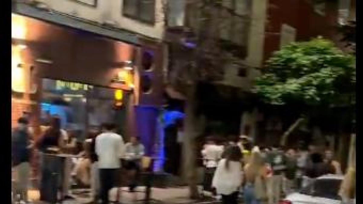 Un norteamericano enseña lo que se ha encontrado en una calle de Santander a las 3 de la mañana: nada define más España
