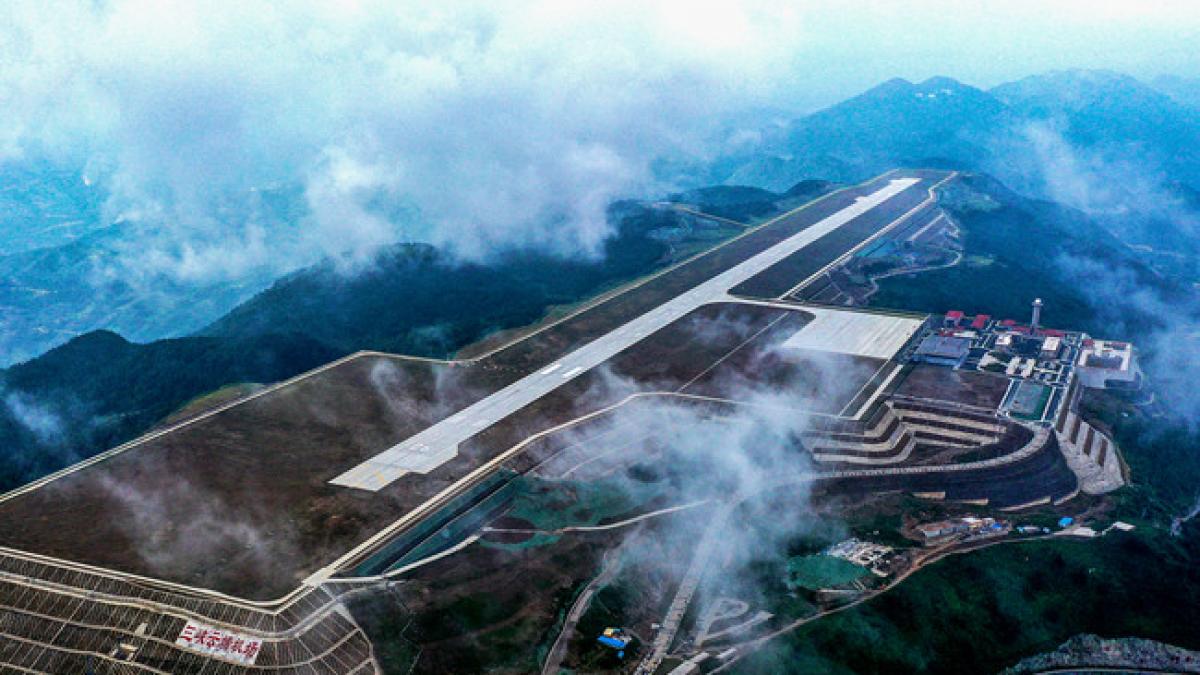 Construyen el aeropuerto imposible cortando la cima de 7 montañas con maña, paciencia y toneladas de dinamita