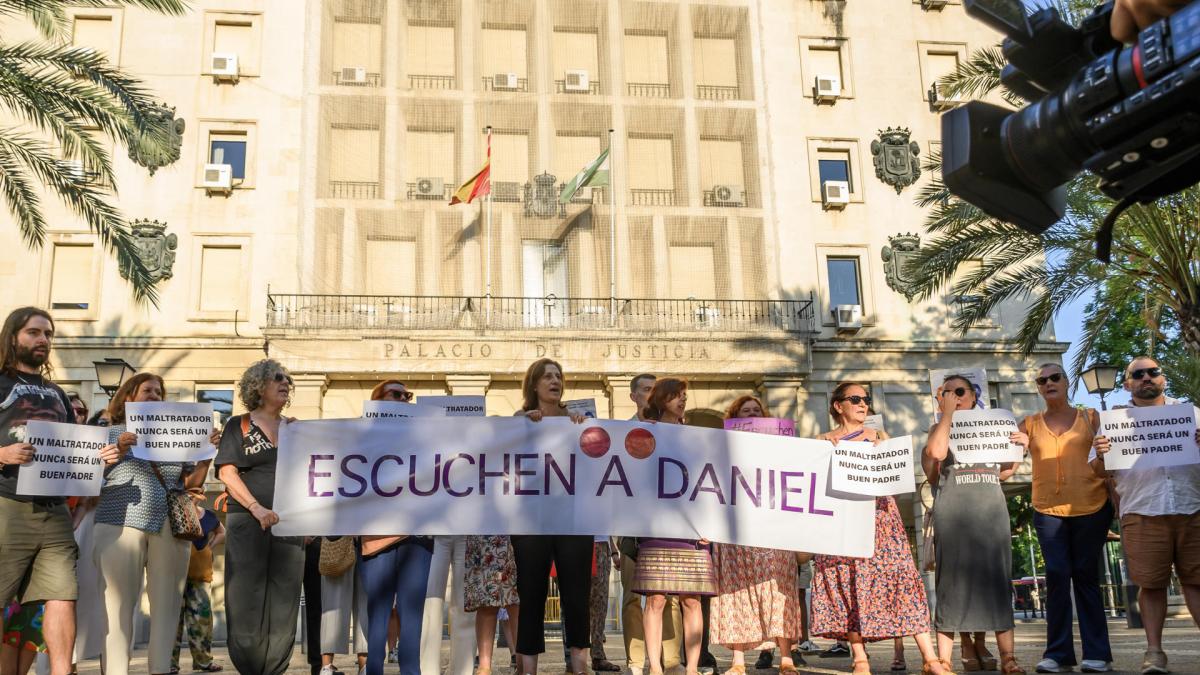 Juana Rivas entrega a su hijo menor a Francesco Arcuri: están camino de Italia