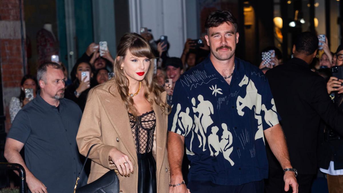 Travis Kelce deja ver el fondo de pantalla de su móvil y las fans de Taylor Swift no dejan que este detalle pase desapercibido