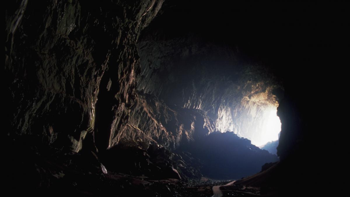 Un hombre de 35 años decide irse a vivir a una cueva para evitar casarse y trabajar: &quot;No sirven para nada&quot;