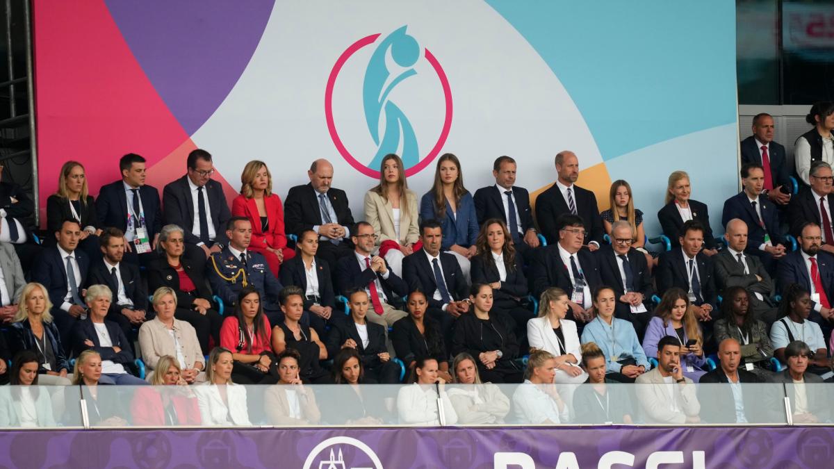 La princesa Leonor va a ver a la selección a la Eurocopa y sorprende ver quién hay justo en la fila de abajo