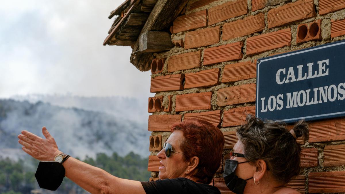 Descontrol en Ávila y A Cañiza por los incendios: dos localidades confinadas y más de 4.500 hectáreas calcinadas