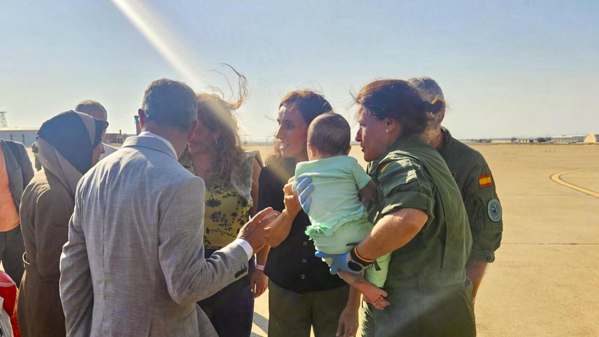 Llegan a España otros 13 menores y un adulto palestinos para recibir atención médica