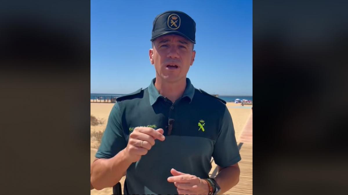 La Guardia Civil pide a los ciudadanos que nunca dejen este objeto en la guantera del coche:  Pones en peligro a tu familia 