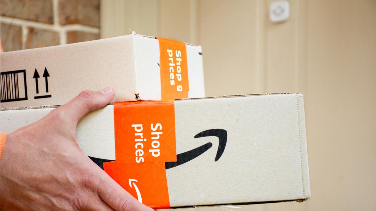 Llega el repartidor de Amazon a su casa en plena ola de calor, le ofrece algo de beber y la reacción de él es para reflexionar