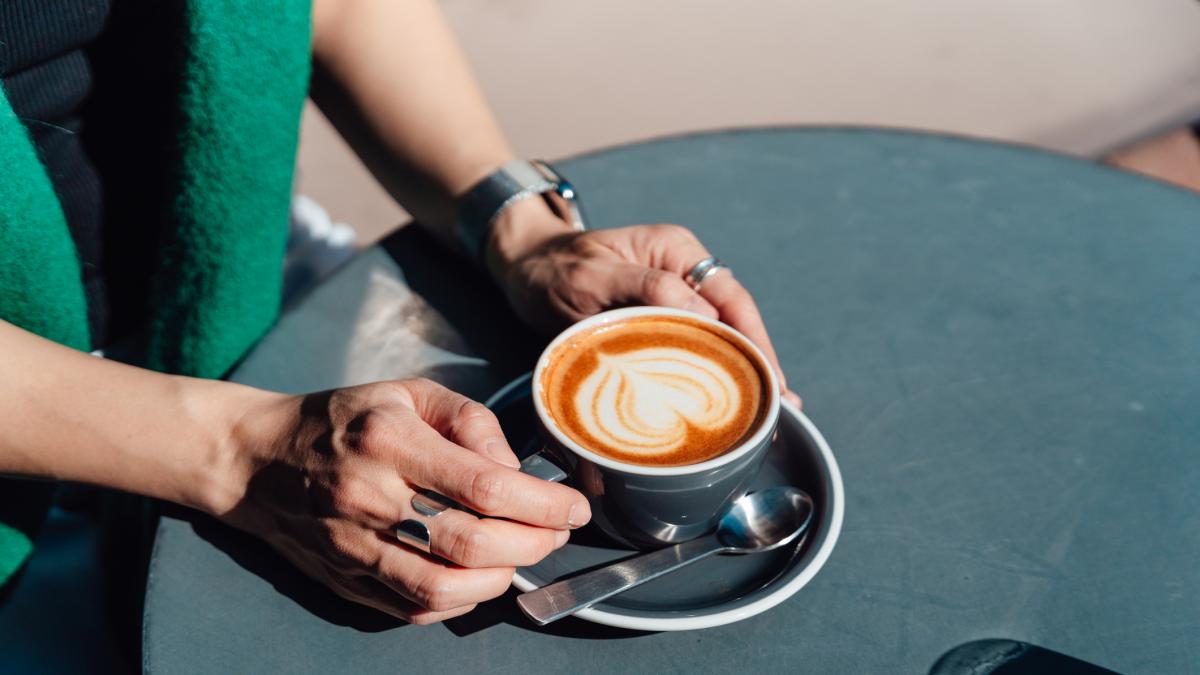 Pide un café, le dice a la camarera que lo quiere aún más caliente, se lo lleva y lo que pasa después es de juzgado de guardia